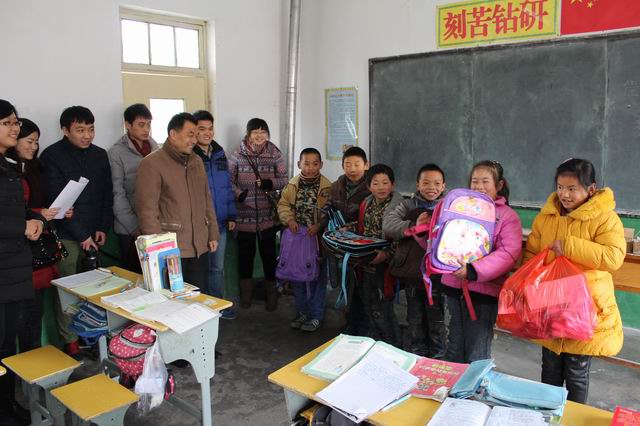 英国威廉集团赴崔庄小学看望留守儿童