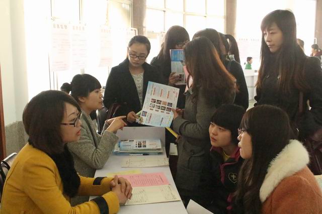 英国威廉集团组织应届毕业生参加招聘会